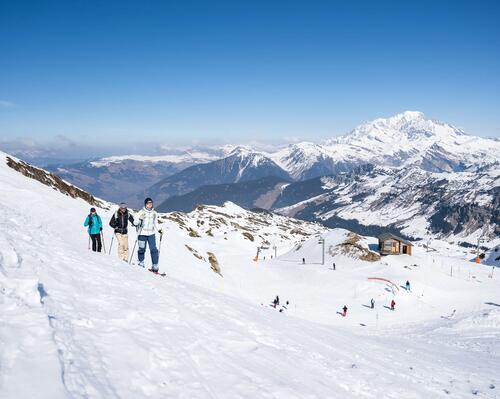 Osoby trenujące skitouring w górach poruszając się na dobrze dobranych nartach skitourowych