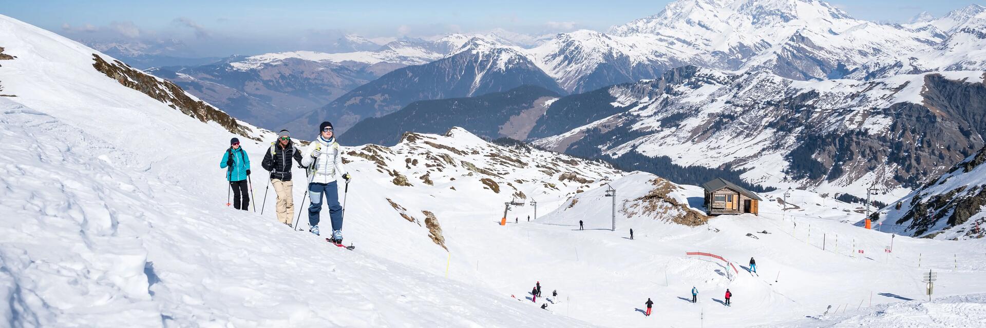 Osoby trenujące skitouring w górach poruszając się na dobrze dobranych nartach skitourowych