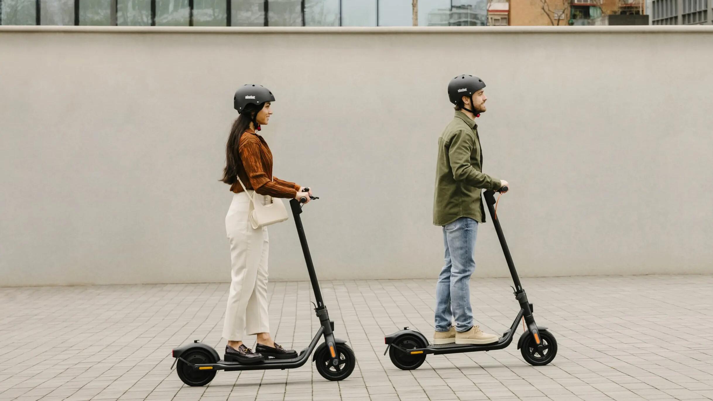 Dos personas con patinetes eléctricos de Decathlon