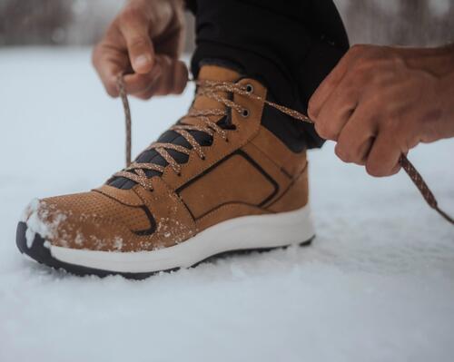Winterschuhe im Schnee