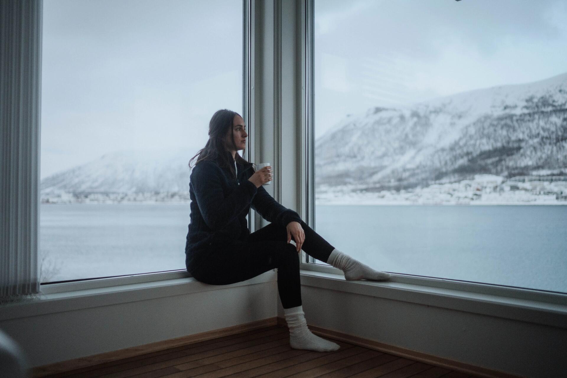 famille s'amuse en glissant sur les pentes enneigées