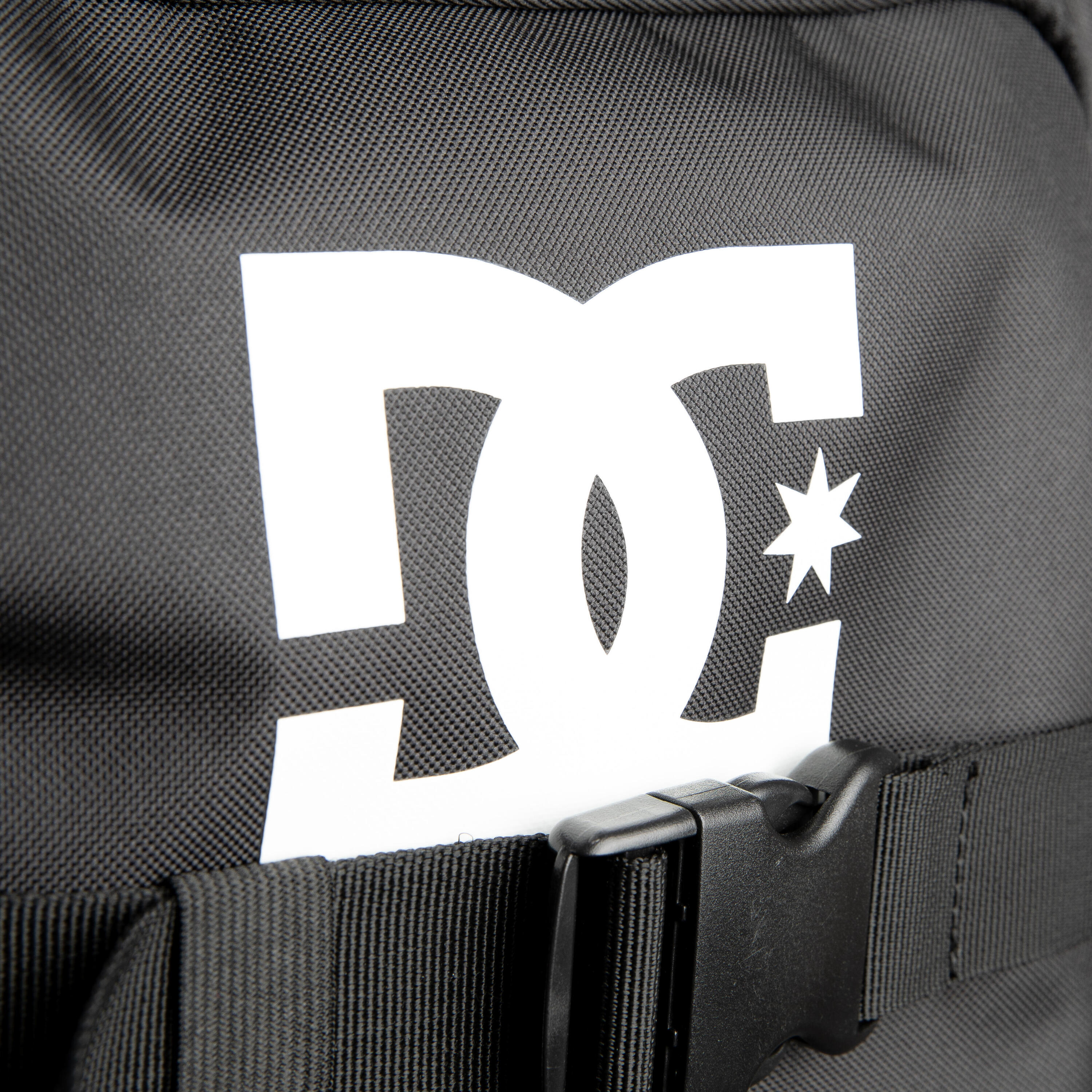SAC A DOS DE SKATE DC SHOES STRAPPER NOIR AVEC FIXATION POUR SKATEBOARD 7/9