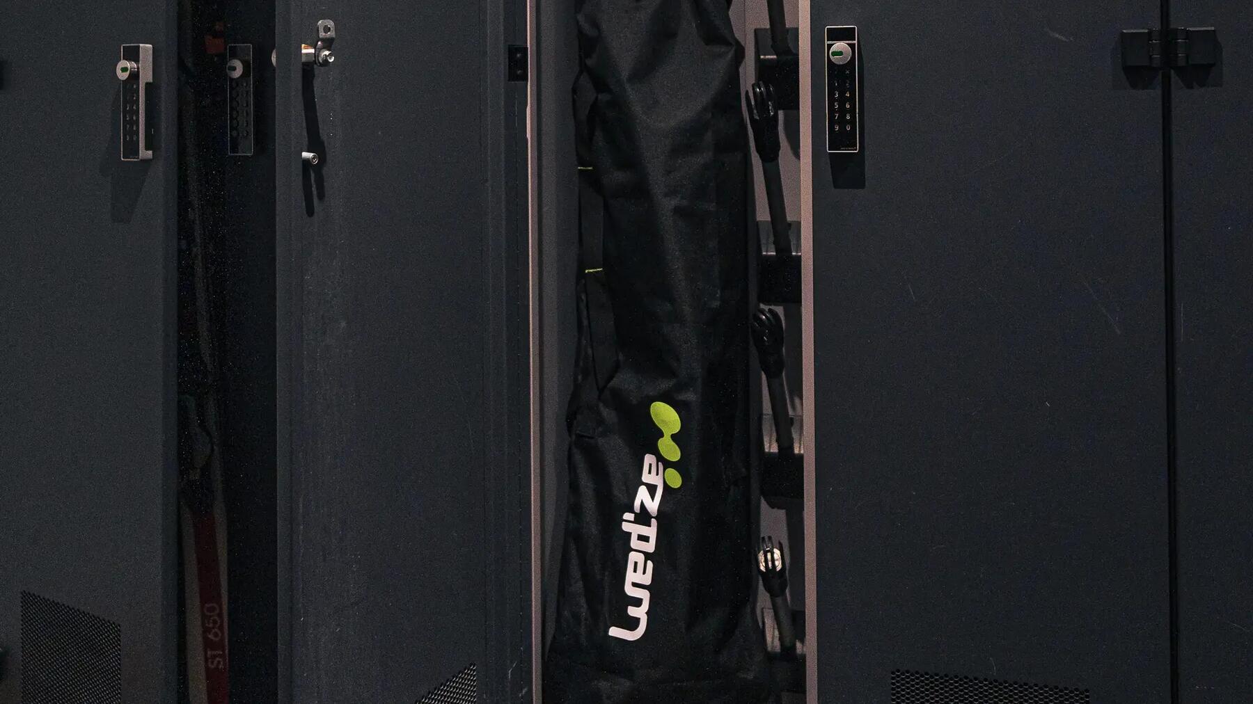 Ski's in een hoes in een locker