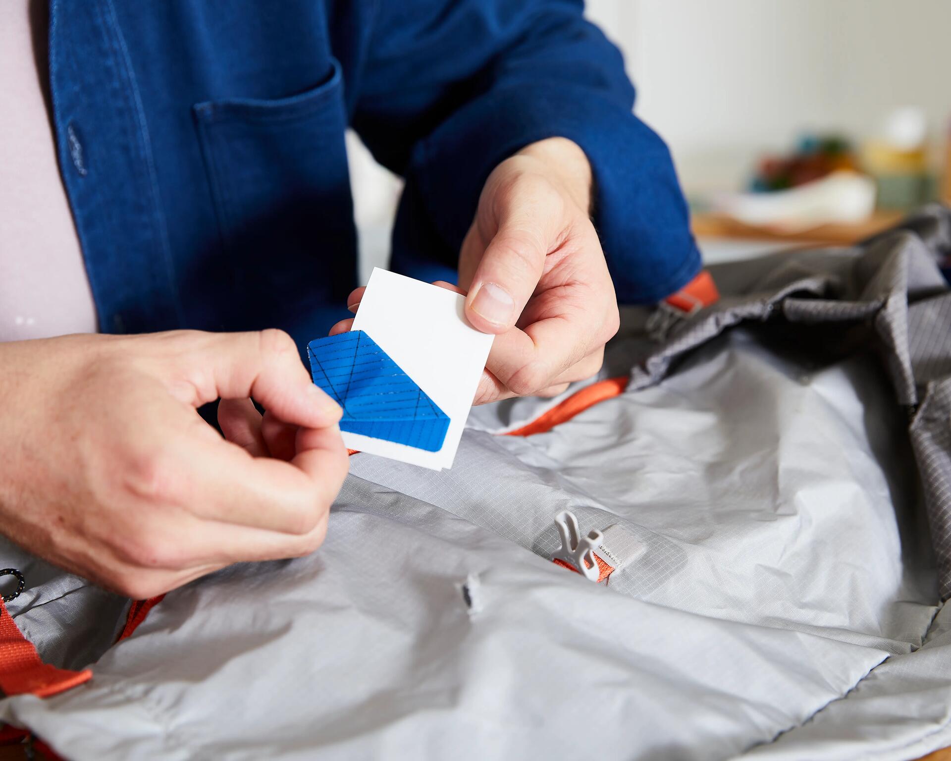 Como fazer a manutenção e reparação de uma mochila de caminhada?