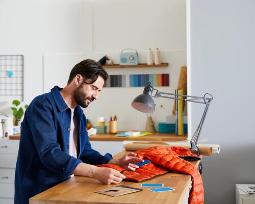 Illustration man repairing a machine