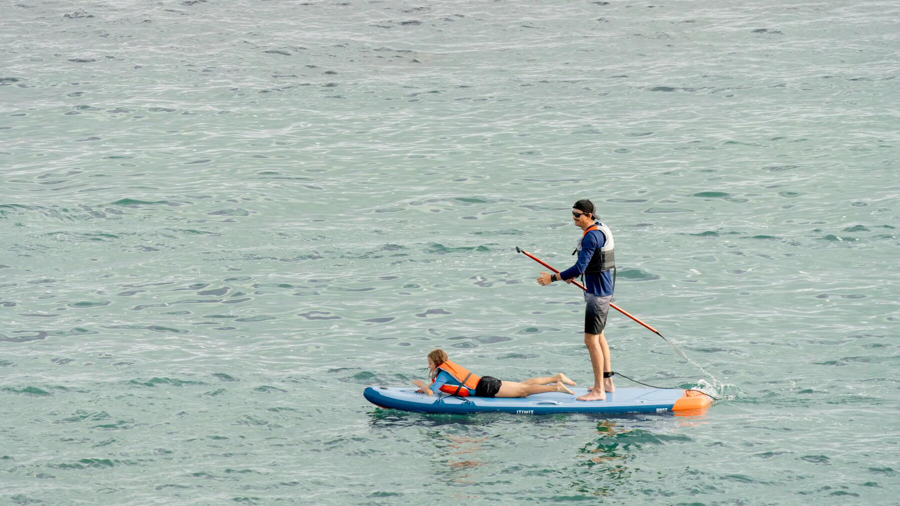 Vater und Tochter fahren zusammen SUP