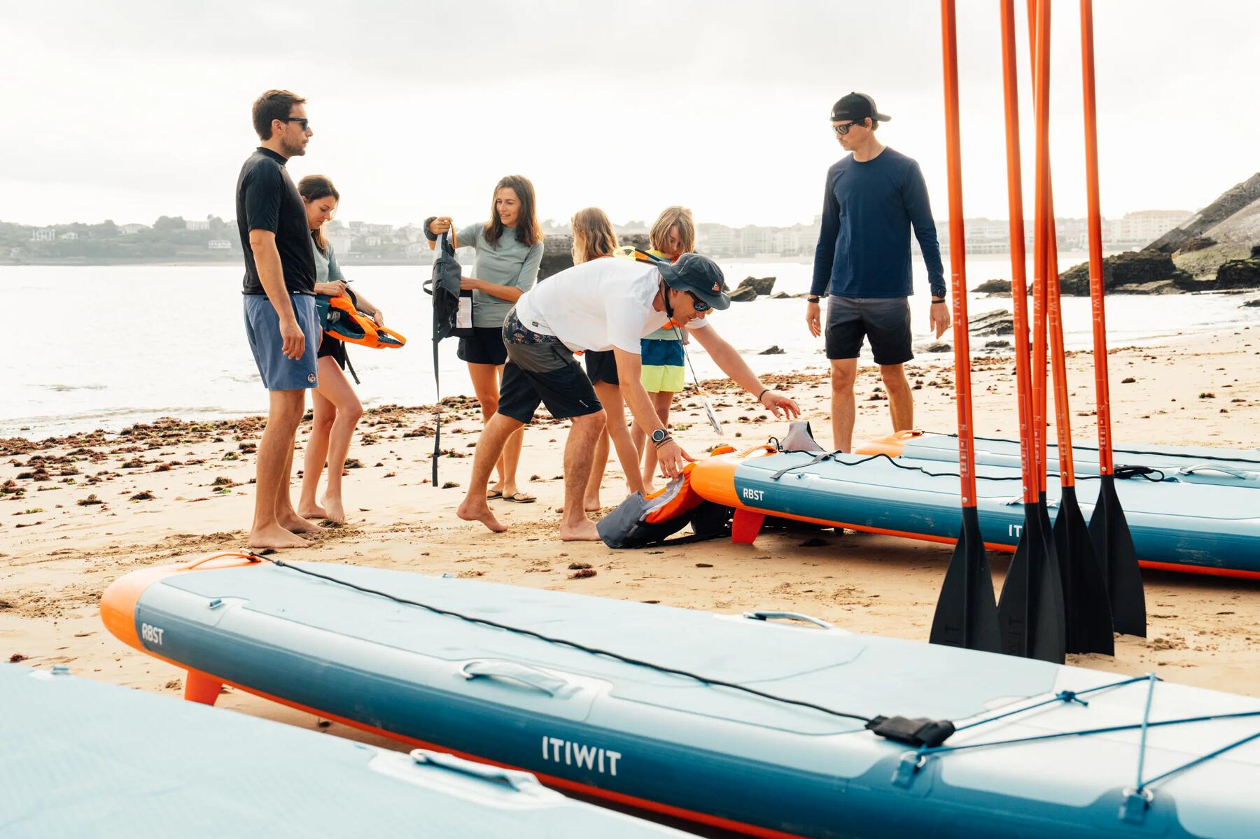 Personen bereiten ihre Stand-up-Paddle-Boards vor