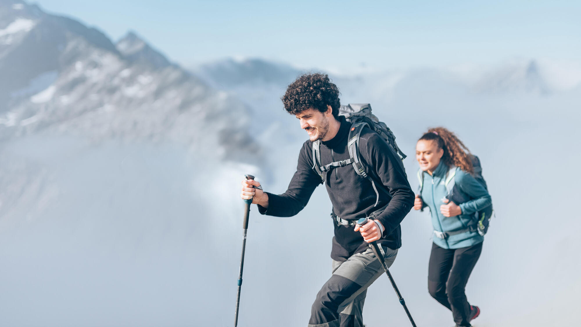 un homme portant les polaires Quchua en randonnée montagne 