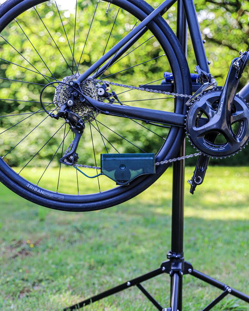 Ein Fahrrad ist für die Ketten-Reinigung auf einem Ständer aufgehängt