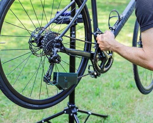 Mężczyzna używający smaru do łańcucha rowerowego