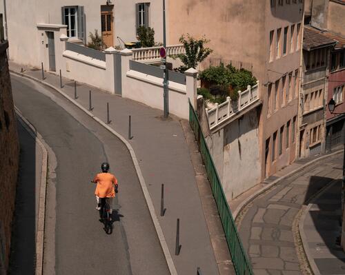 Peut-on faire du vélo sur une route nationale ou départementale ?
