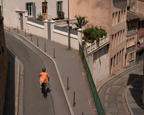 Si può andare in bicicletta su una strada nazionale o provinciale?