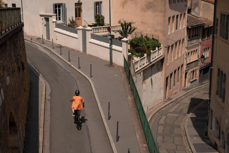 Strada statale, marciapiede, senso vietato... Dove si può andare in bicicletta?