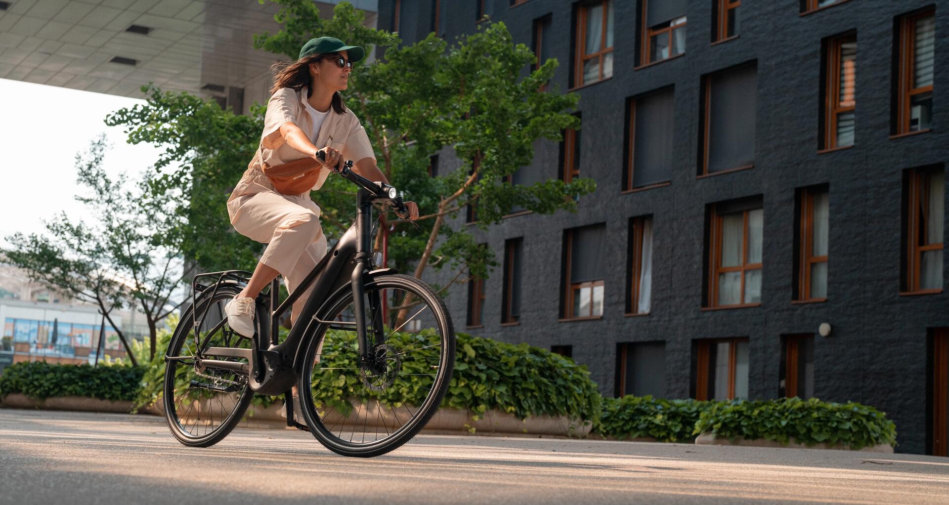 mujer en bicicleta electrica por ciudad