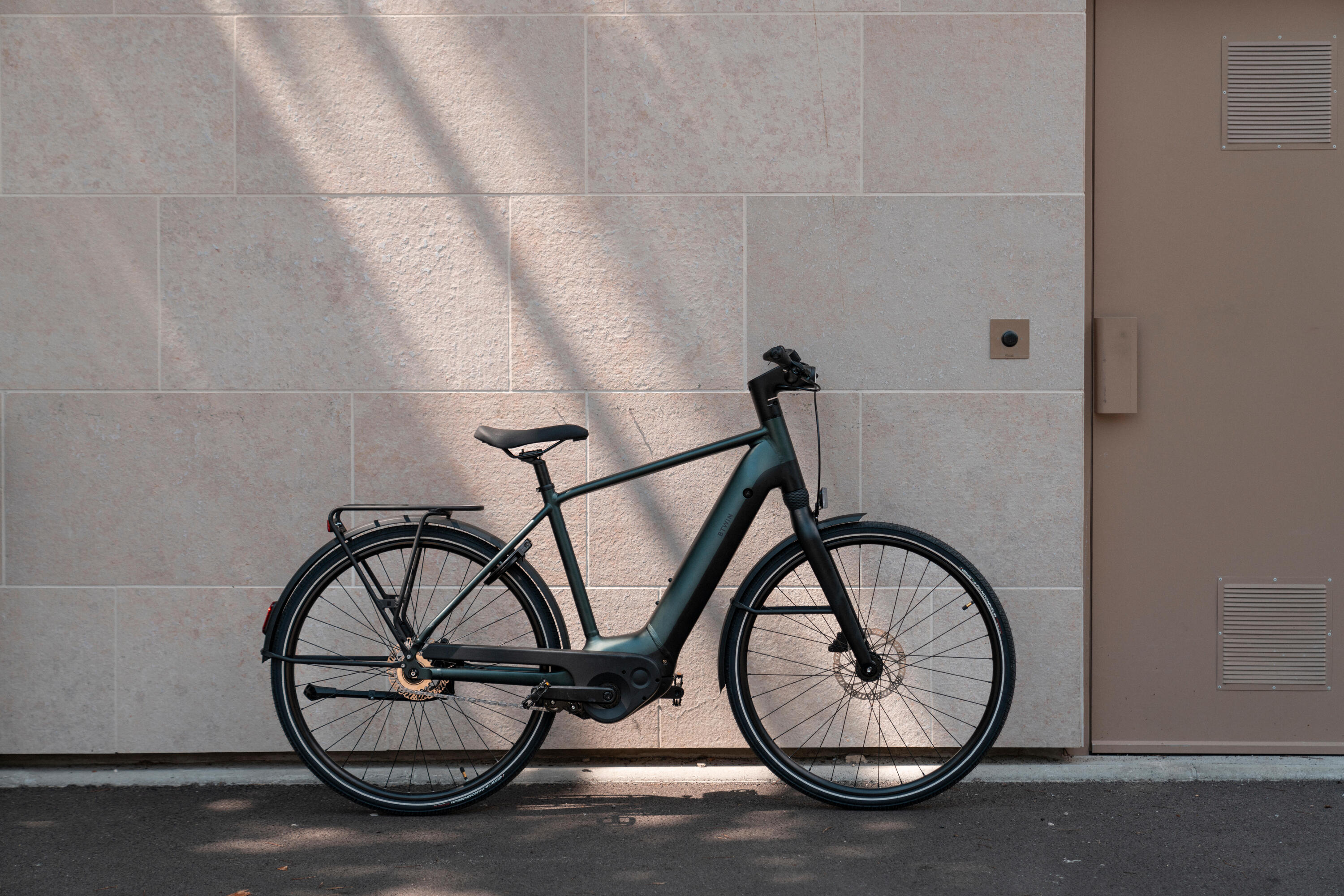 Owuru elektrisches Citybike mit hohem Rahmen und Automatikmotor LD 920 E 16/23