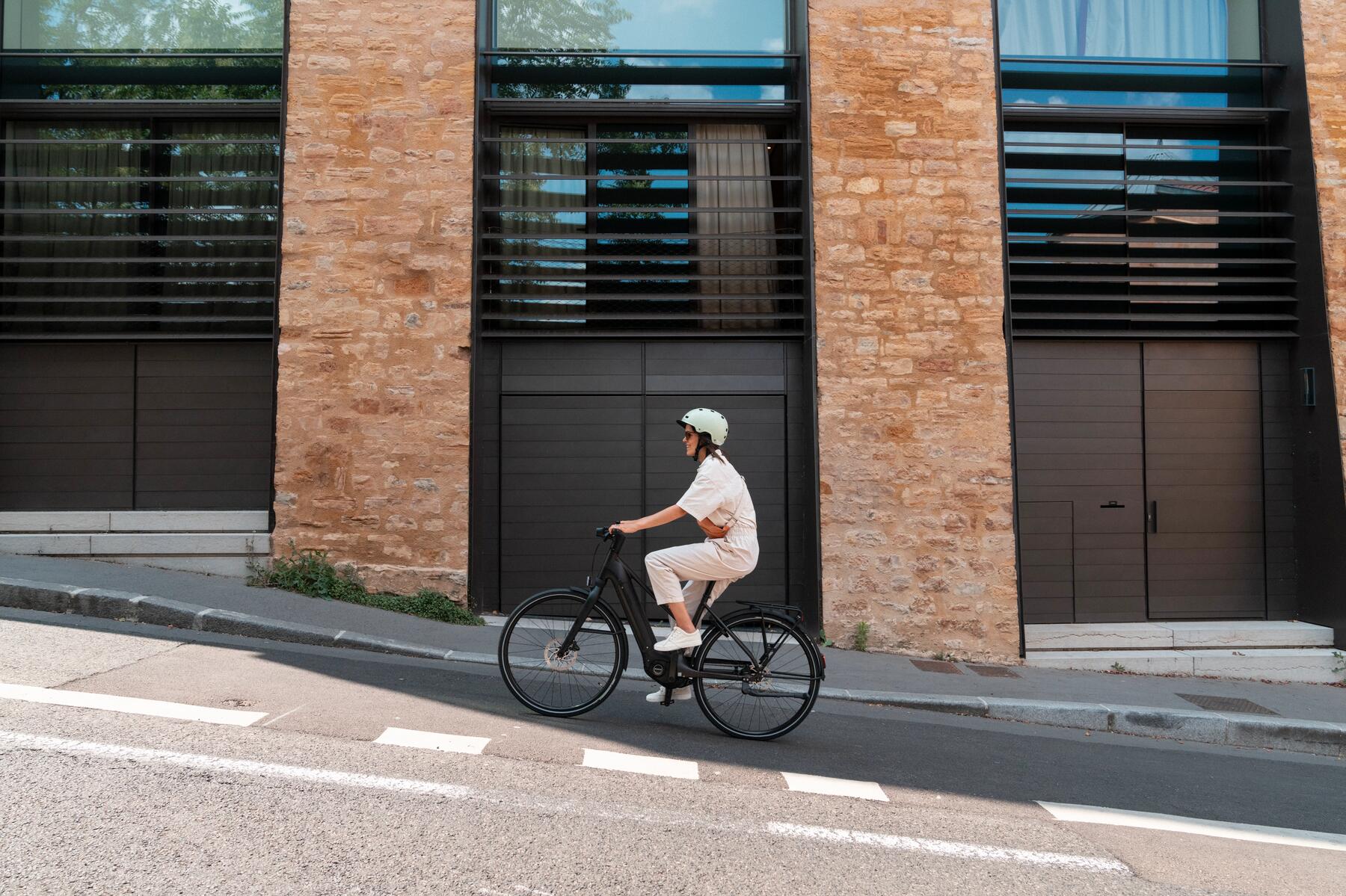 mujer subiendo cuesta con bici electrica