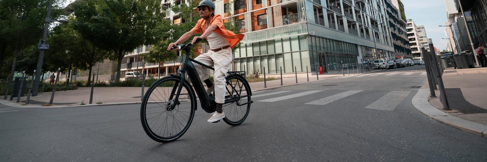 hombre en bici electrica por ciudad