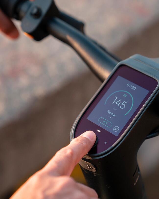 Hand bedient farbiges Display am Fahrradlenker