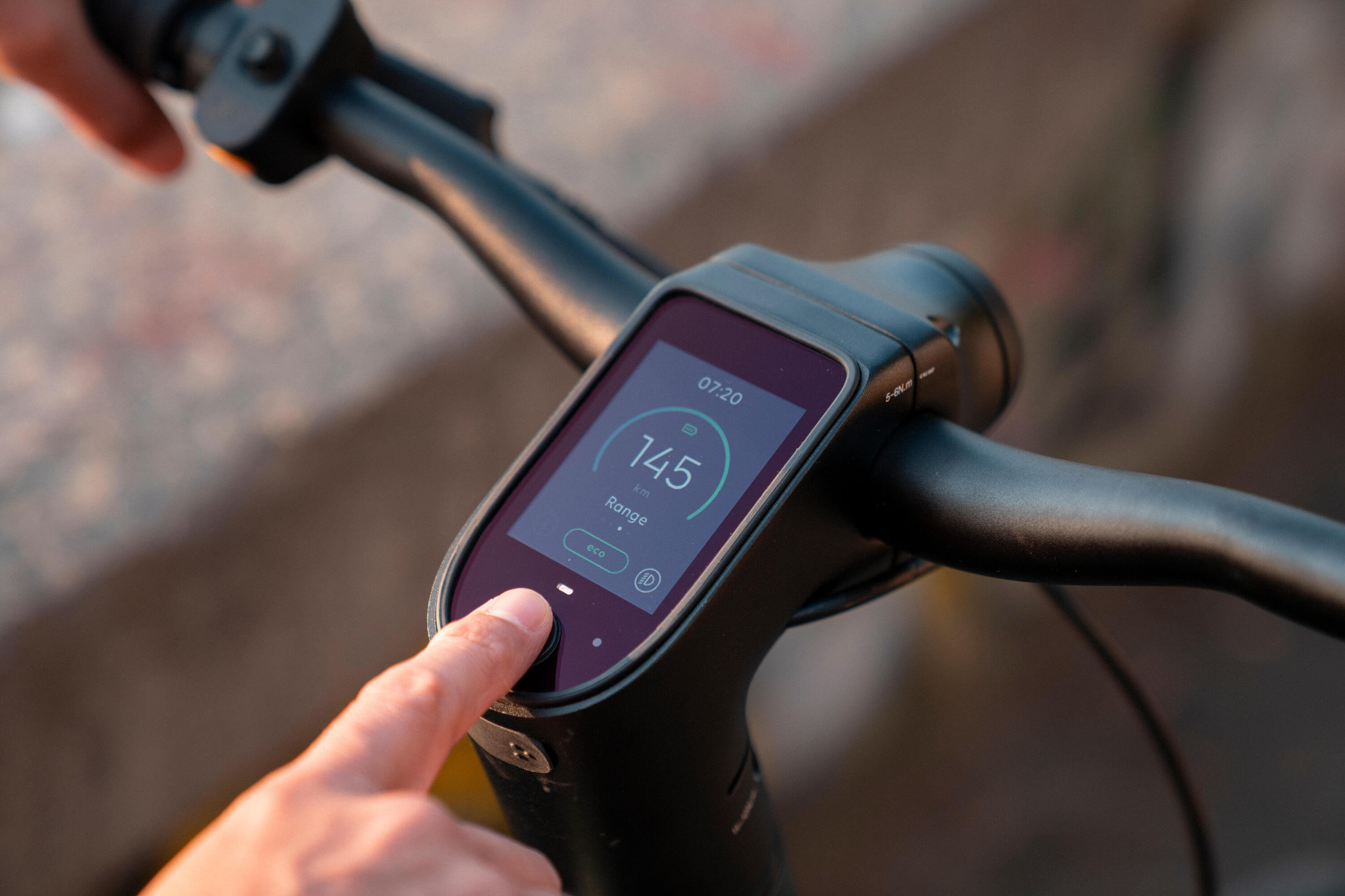 Owuru elektrisches Citybike mit hohem Rahmen und Automatikmotor LD 920 E 18/23