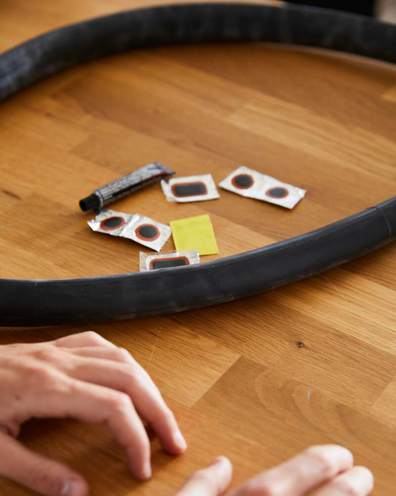 Ein Fahrradschlauch mit Flickzeug auf dem Tisch