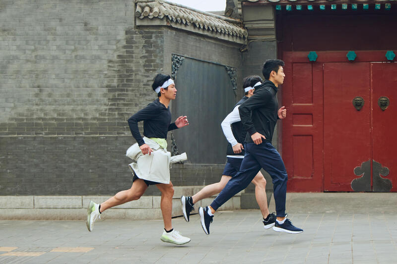 mężczyźni biegnący w odzieży do biegania