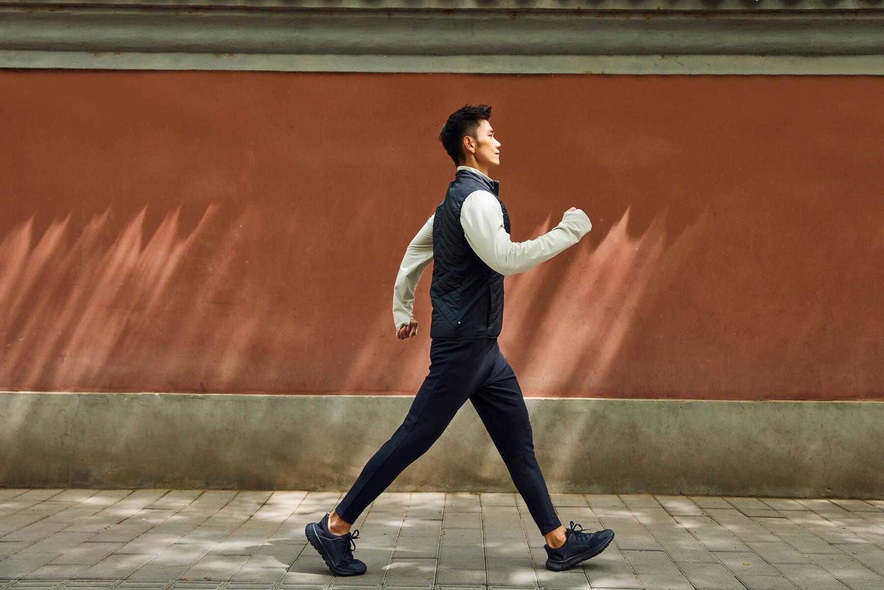een man die aan powerwalking doet