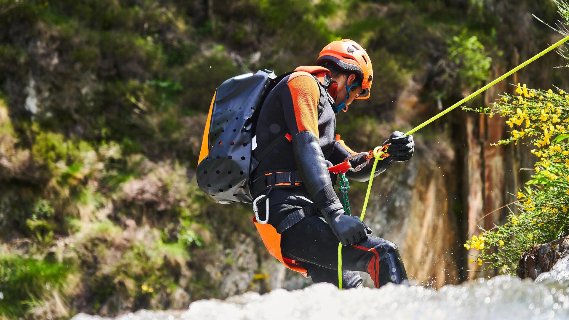 Höhlenwandern beschreibt die Kombination aus Höhlenforschung und Wandern