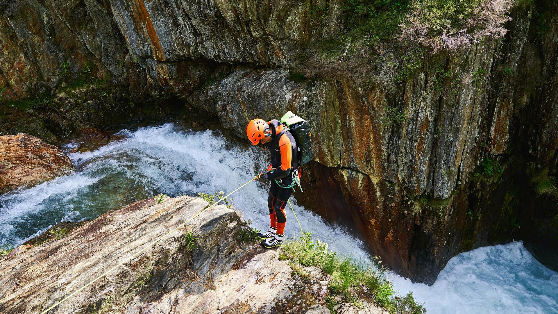 Alpinista schodzący z góry