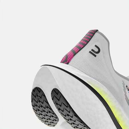 נעלי ריצה לגברים עם ציפוי פחמן, דגם KIPRUN KD900X - לבן