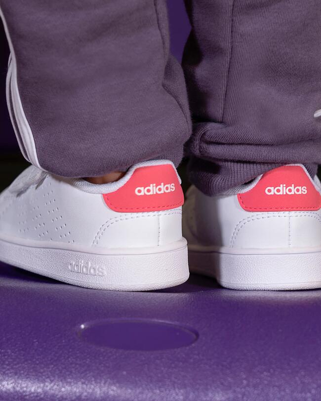 Adidas Schuhe _Kleinkinder getragen von hinten.