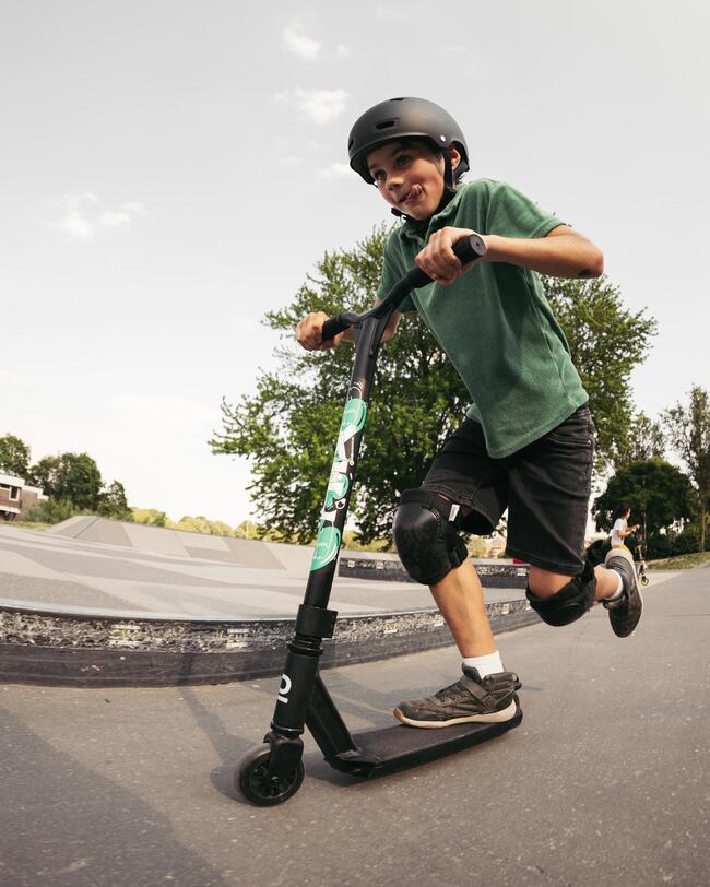 Kind auf Scooter