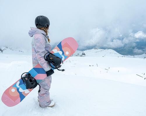Kobieta trzymająca deskę snowboardową