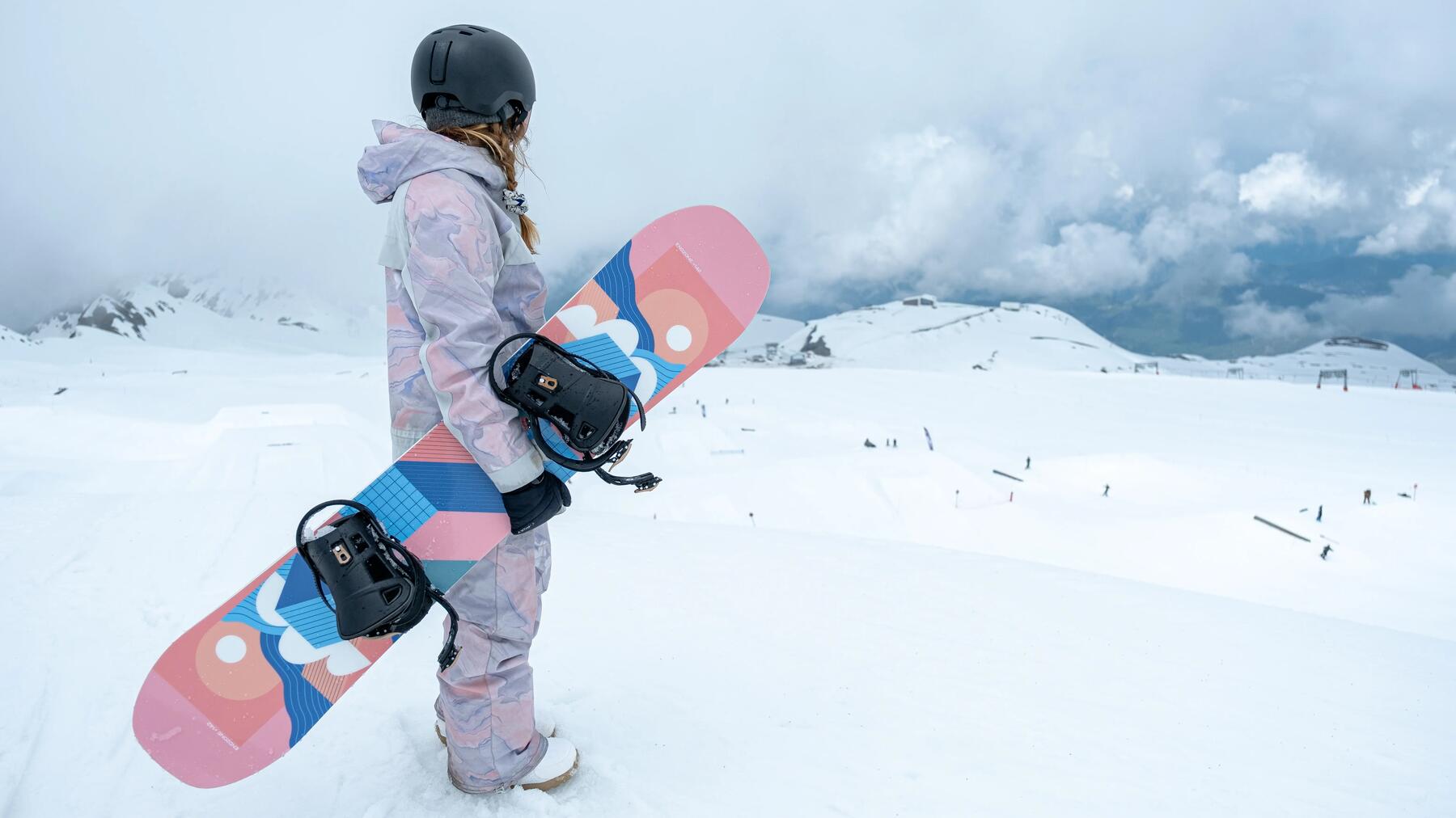 Kobieta stojąca ze snowboardem