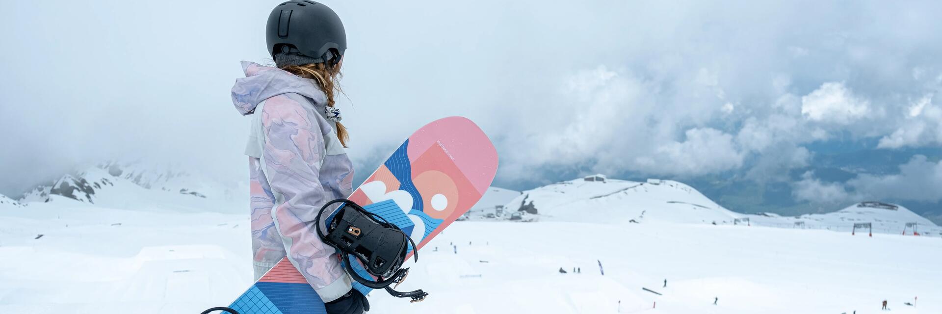 Kobieta trzymająca deskę snowboardową