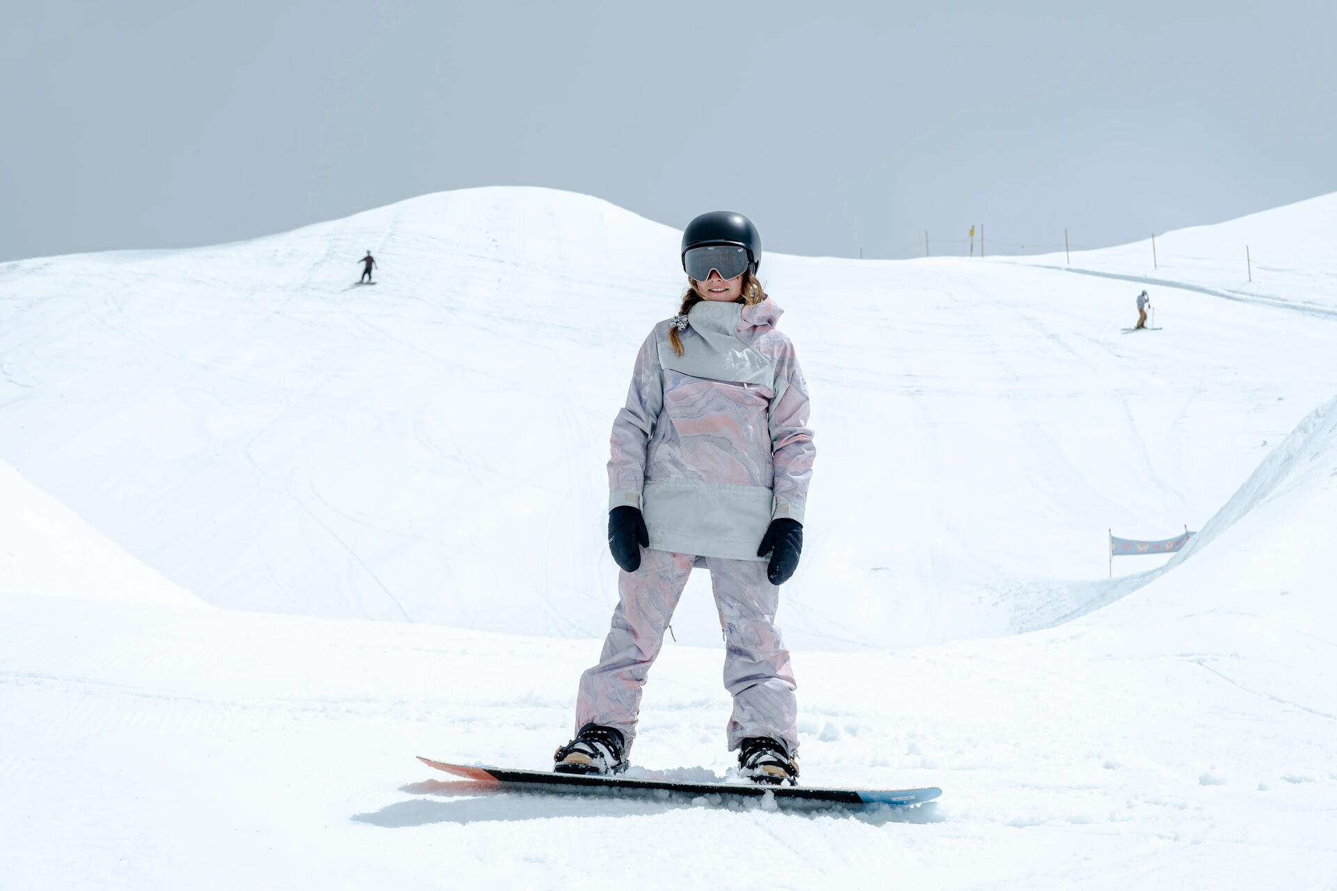 Kobieta stojąca na desce snowboardowej