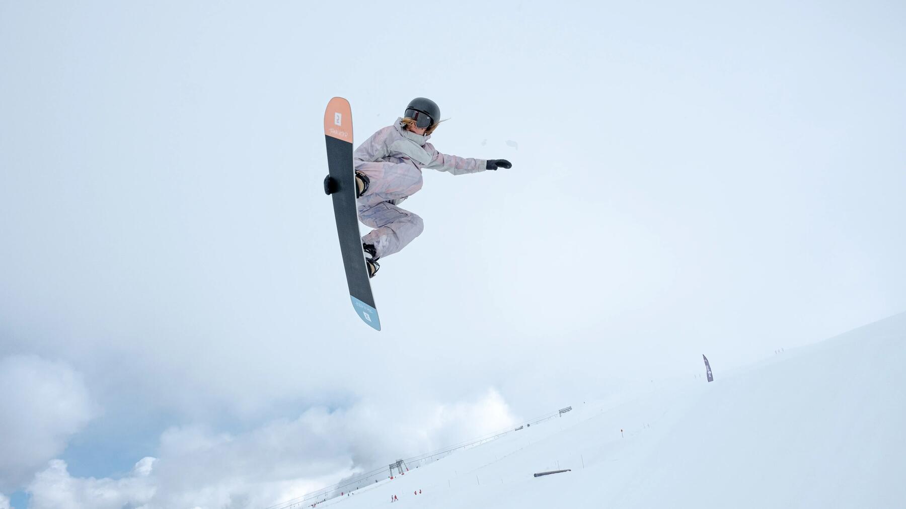 Kobieta trenująca freestyle snowboarding na stoku