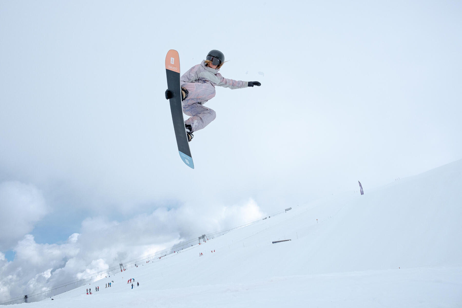 Kobieta trenująca freestyle snowboarding na stoku