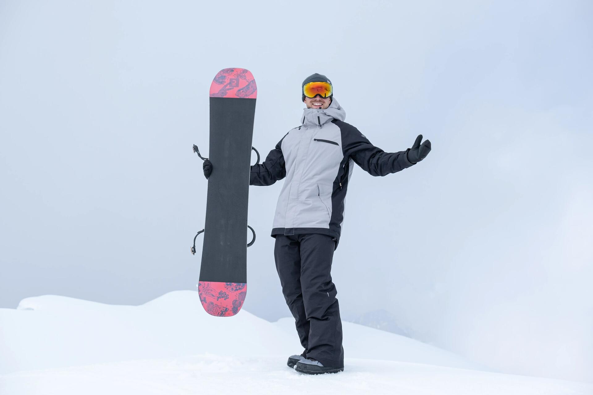 Snowboardzista stojący na stoku