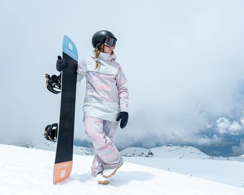Kobieta stojąca w kasku snowboardowym