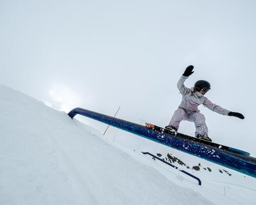 Dziewczynka jadąca na desce snowboardowej