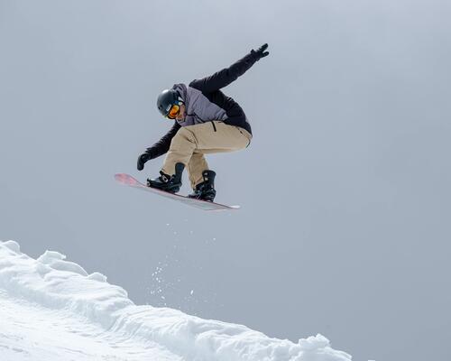 Mężczyzna skaczący na desce snowboardowej