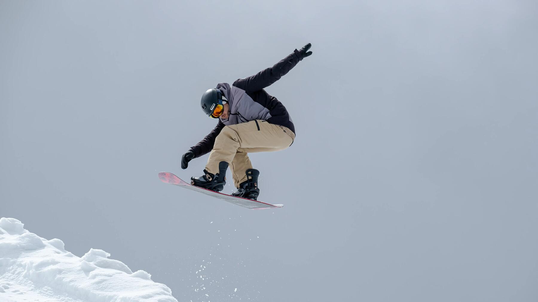 hombre practicando snowboard en pista indoor