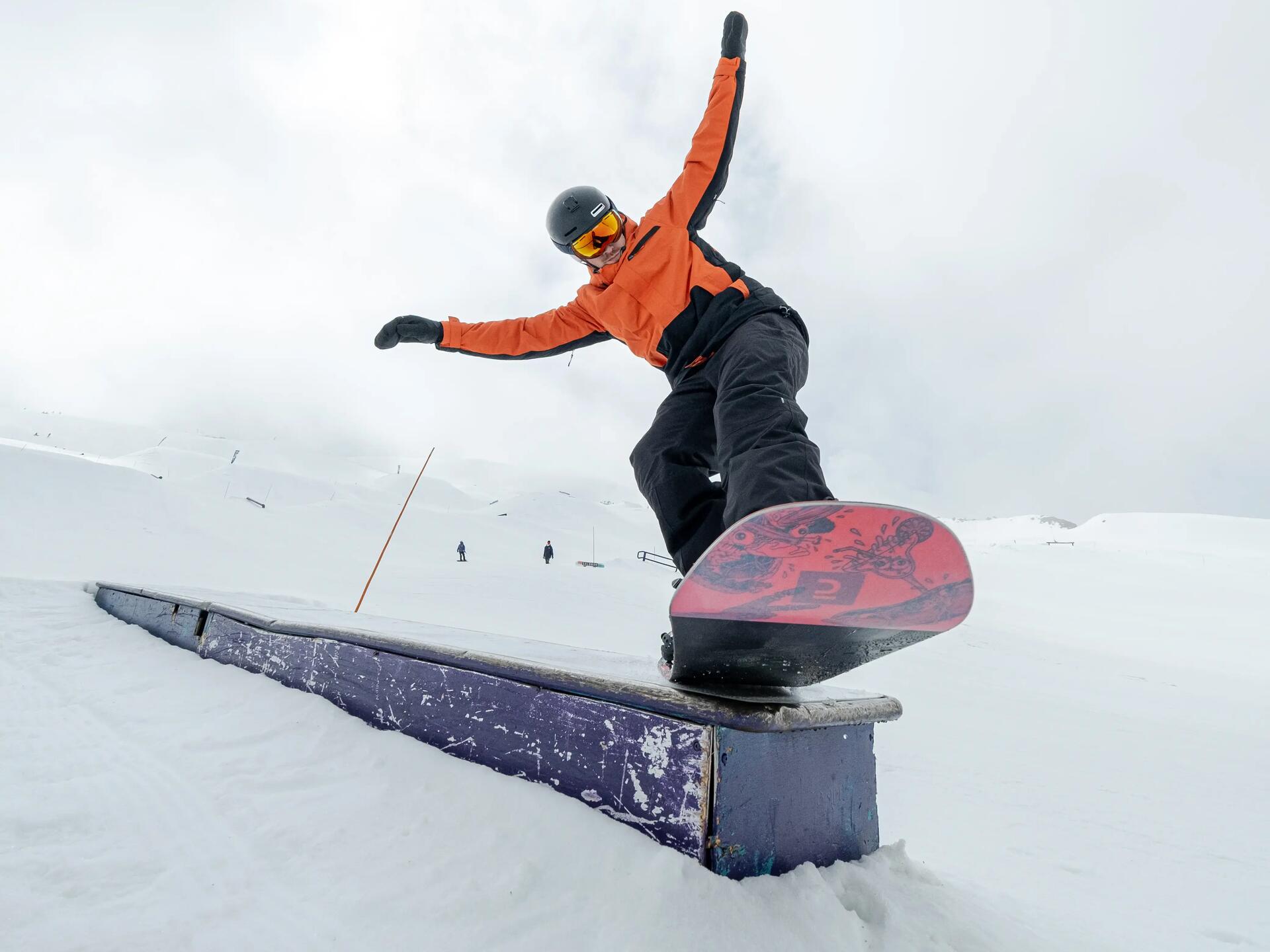 Mężczyzna ćwiczący triki na snowboardzie