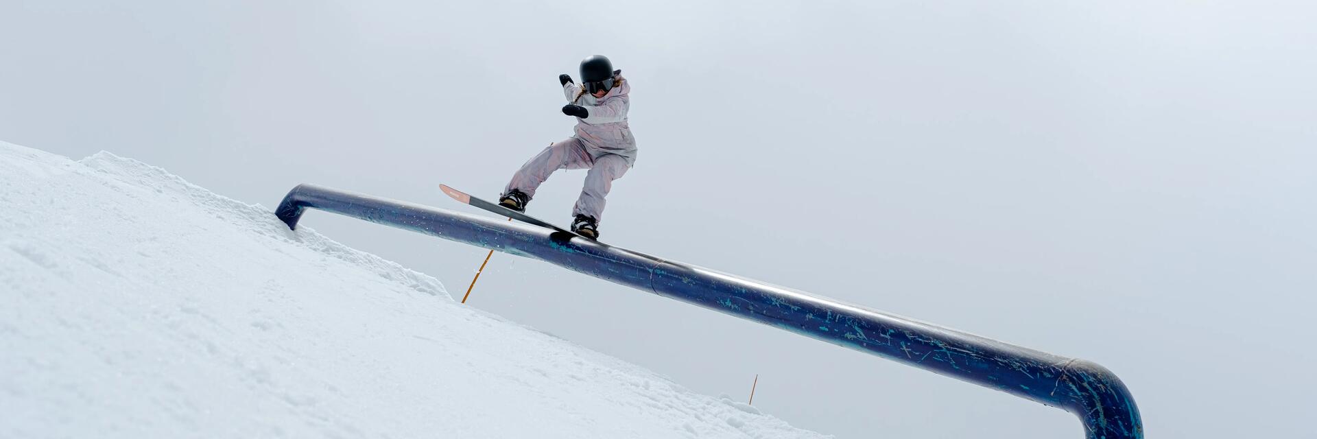 Osoba ćwicząca triki na snowboardzie