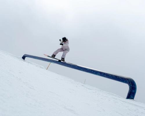 Osoba ćwicząca triki na snowboardzie
