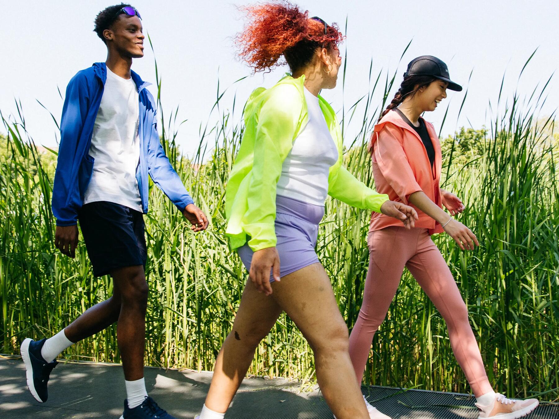 Grupa ludzi w strojach i butach sportowych uprawiająca power walking