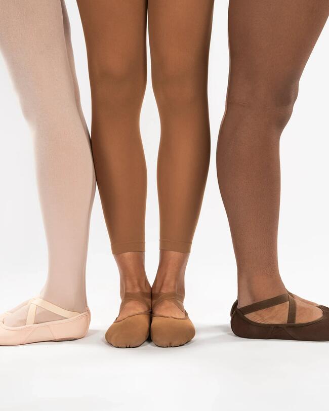 Drei Personen tragen Ballettschuhe.