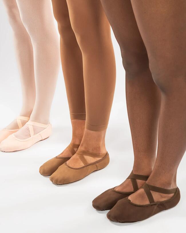 Drei Personen tragen Ballettschuhe.