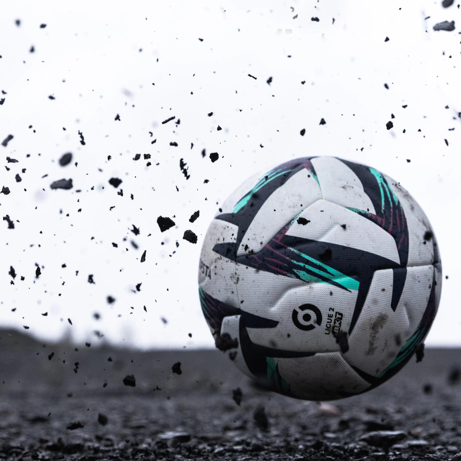Piłka do piłki nożnej odbijająca się od ziemi