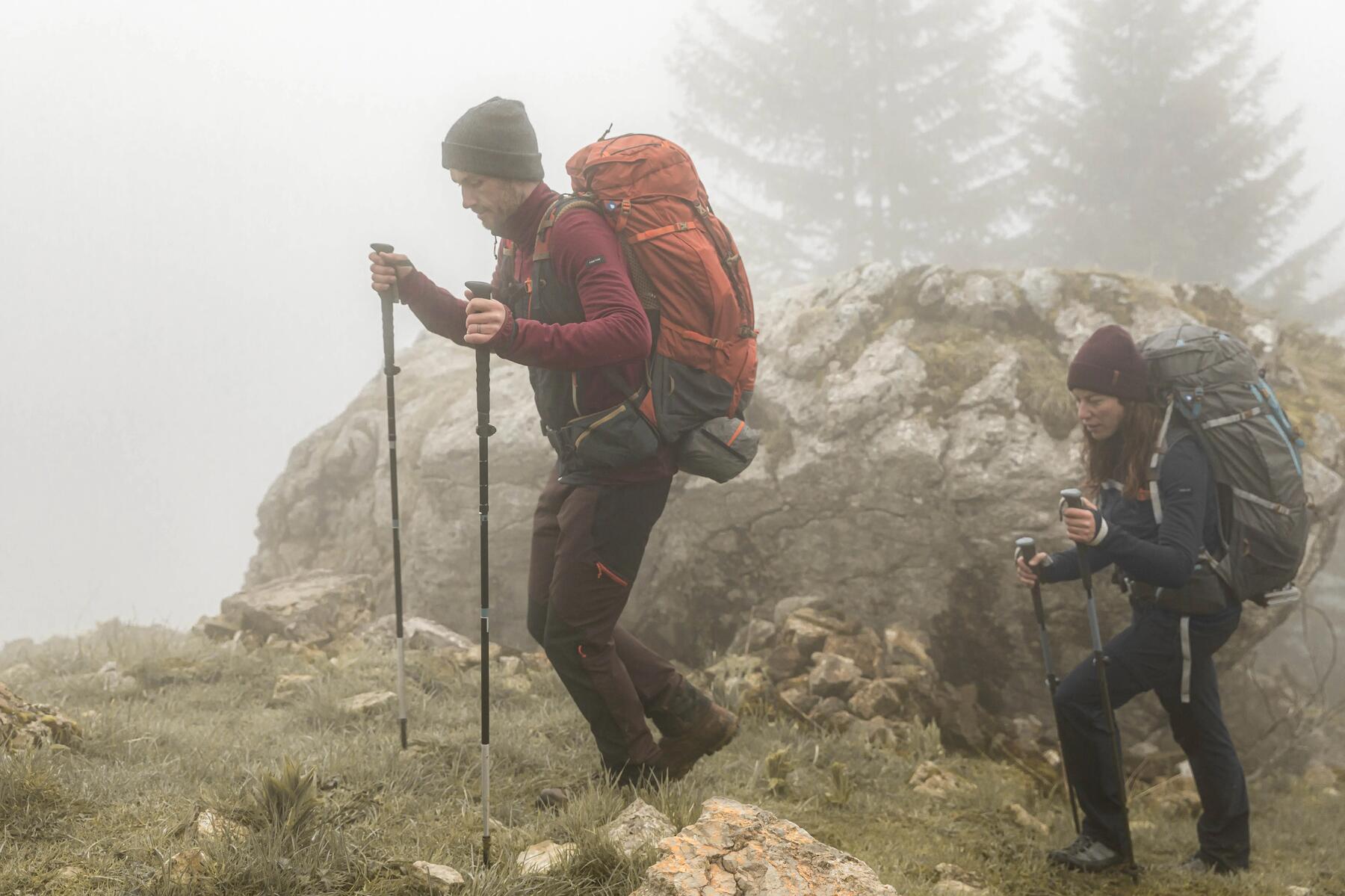 pareja practicando trekking de alta montaña